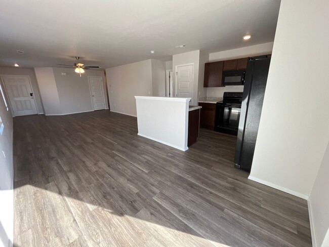 Building Photo - *Pre-leasing* NEWER Three Bedroom | Two Ba...