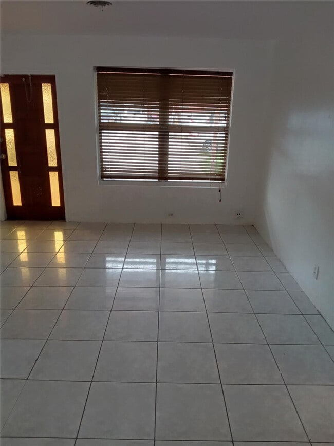 Building Photo - 120 NE 26th Ct