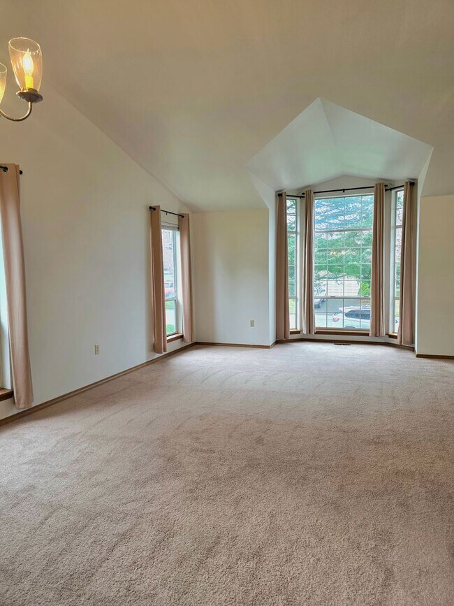 Building Photo - Federal Way tri-level rental home - 3 bedroom plus den, 3 bathrooms, 2 car garage, Available NOW!