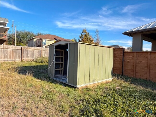 Building Photo - 1616 Lonesome