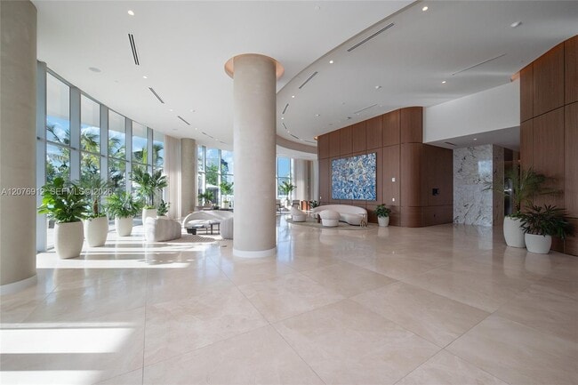 Building Photo - 2411 Laguna Cir