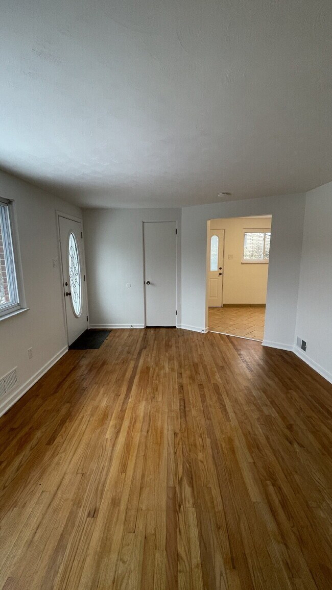 Building Photo - Charming 3 bed, 2 bath with finished basement!