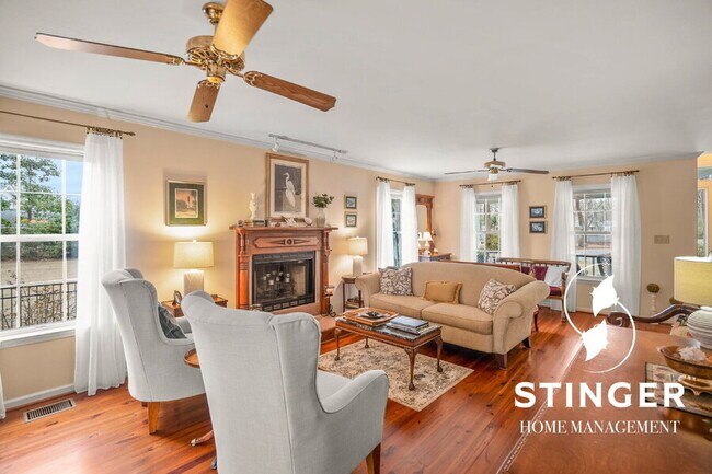 Building Photo - 1808 Lenora Dr