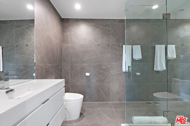 Building Photo - 201 S Bedford Dr