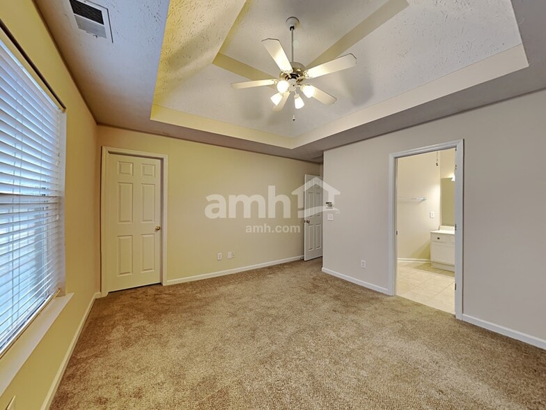 Building Photo - 6035 Savannah Dr