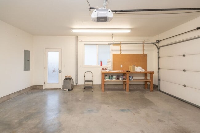 Building Photo - Quintessential Bend Living - 3 Bed | 2 Bat...