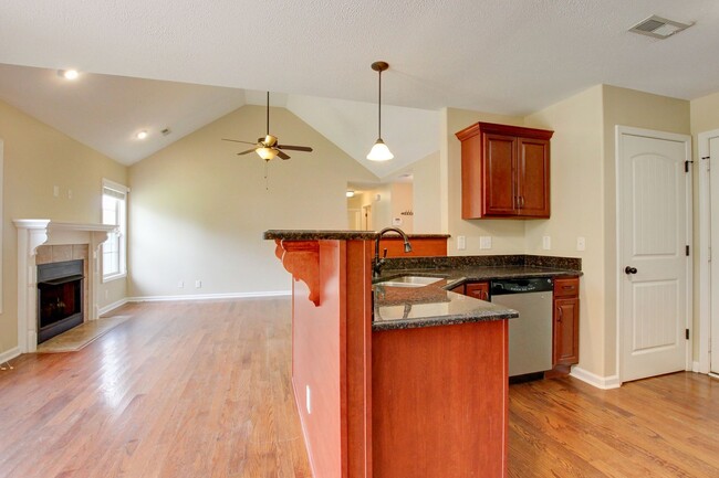 Building Photo - Sweet 3 bed 2 bath clost to post and I-24.