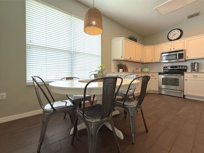 Building Photo - Spacious 5BR/3.5BA Home with Huge Backyard...