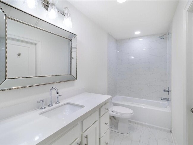 Building Photo - 641 Village Ln S