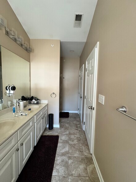 Building Photo - 813 Deluca Rd