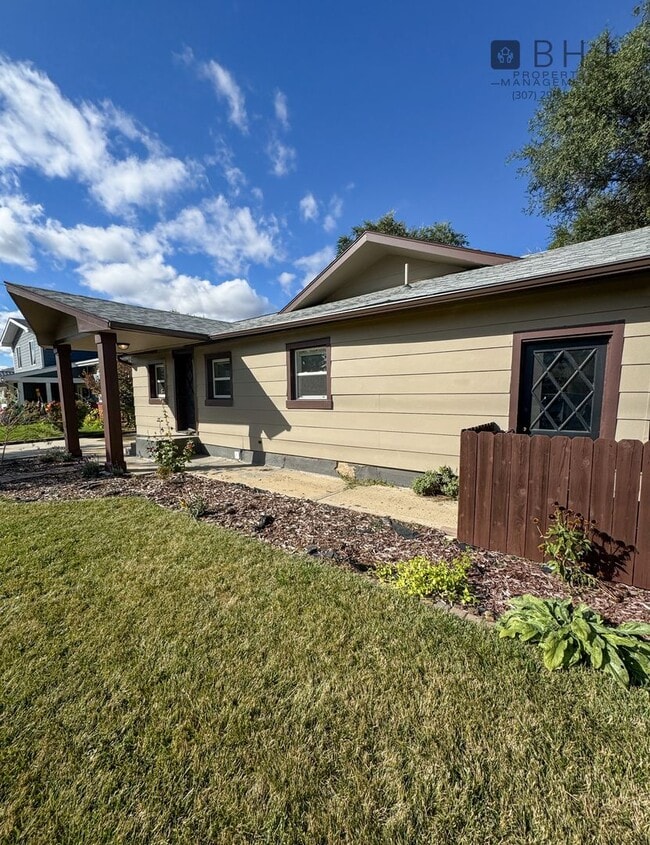 Building Photo - DOG FRIENDLY, 3 BED/ 1.5 BATH SINGLE FAMIL...