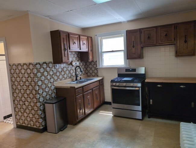 Building Photo - 5622 N Mango Ave