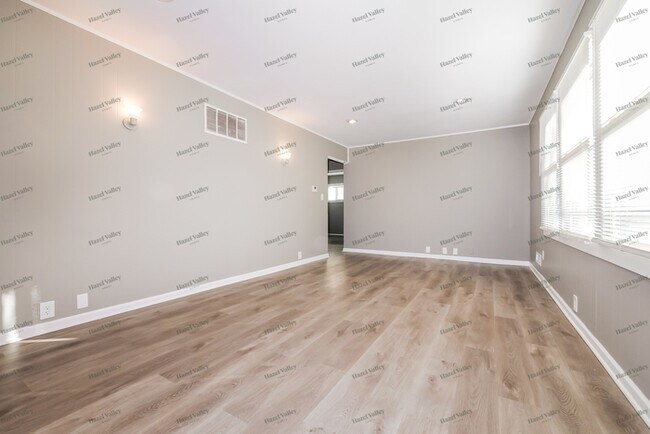 Building Photo - 6700 E 109 St