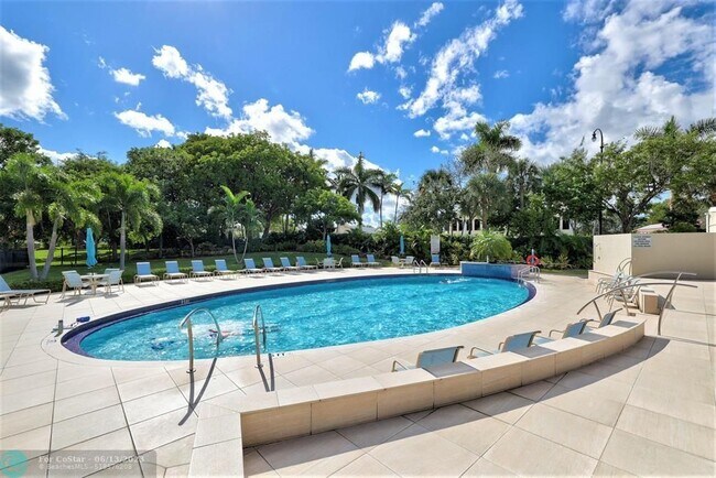 Building Photo - 1523 E Hillsboro Blvd