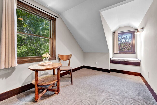 Building Photo - Charming Modern Industrial Fully Furnished Home for Lease