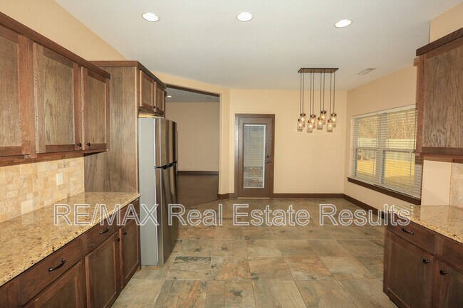 Building Photo - 1000 Peak St