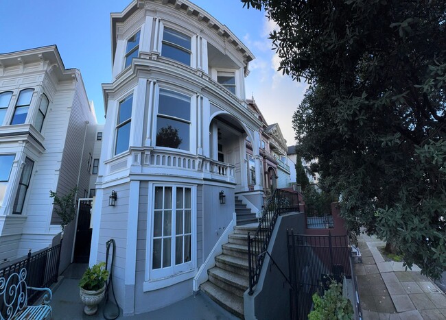 Primary Photo - Elegant and Remodeled 3BR Victorian Flat n...