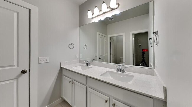 Building Photo - 17009 Oak Dr