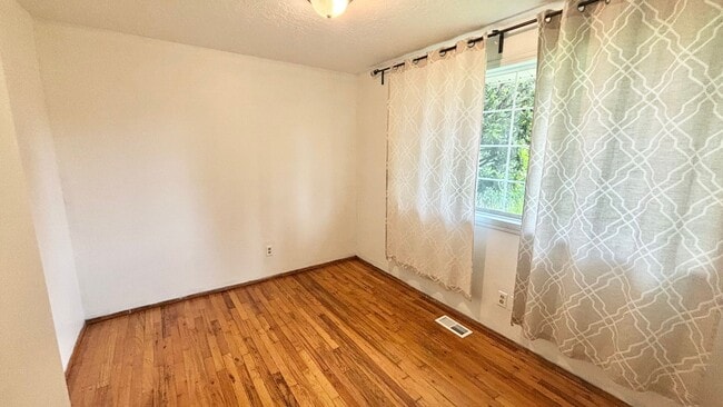 Building Photo - 1/2 Month Free - Charming Single-Level Home with Spacious Yard & Easy Portland Access