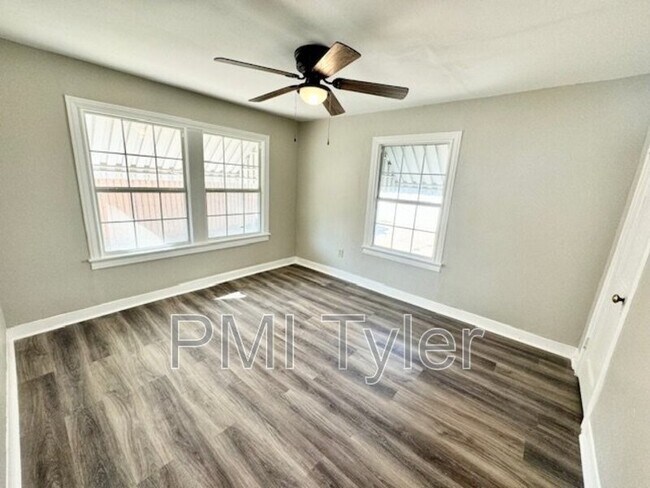 Building Photo - 313 S Boon Ave