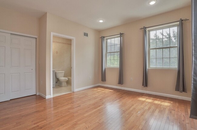 Building Photo - 249 Winfield Ave