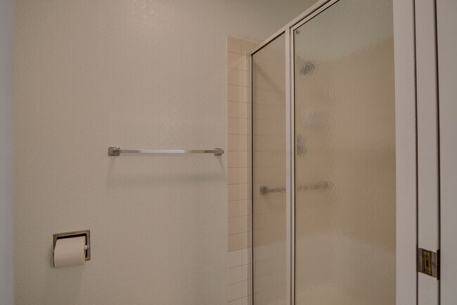 Building Photo - Downtown Mercer Island Condo Available Now!