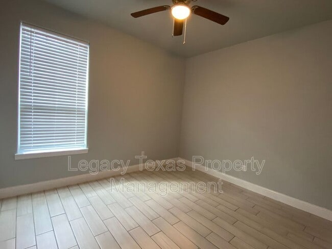 Building Photo - 301 E Willingham St