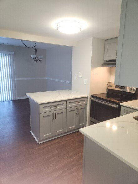Building Photo - 1025 Oaklyn Ct