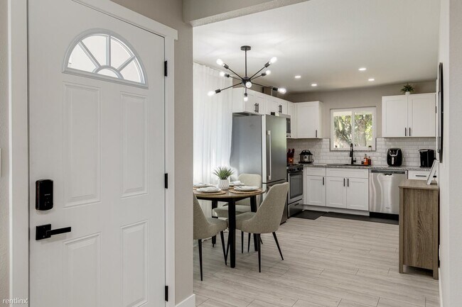 Building Photo - 2 br, 1 bath Duplex - 3944 Apple Blossom W...