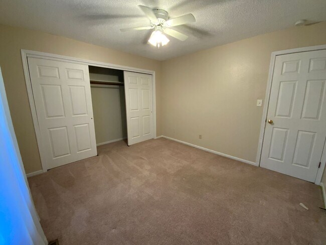 Building Photo - 3 Bedroom 2 Bathroom Duplex