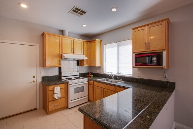 Building Photo - 4 bedroom 3 bath centrally located home