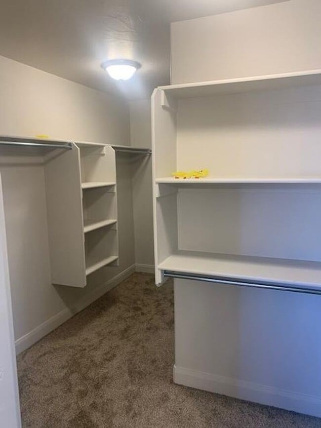 Building Photo - Gorgeous Townhome!  End Unit.