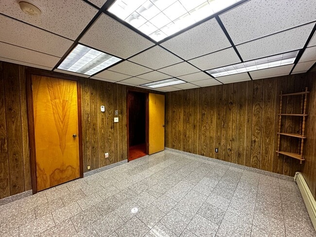 Building Photo - 2bed/1bath Upper Unit/No Garage/ Pets Nego...