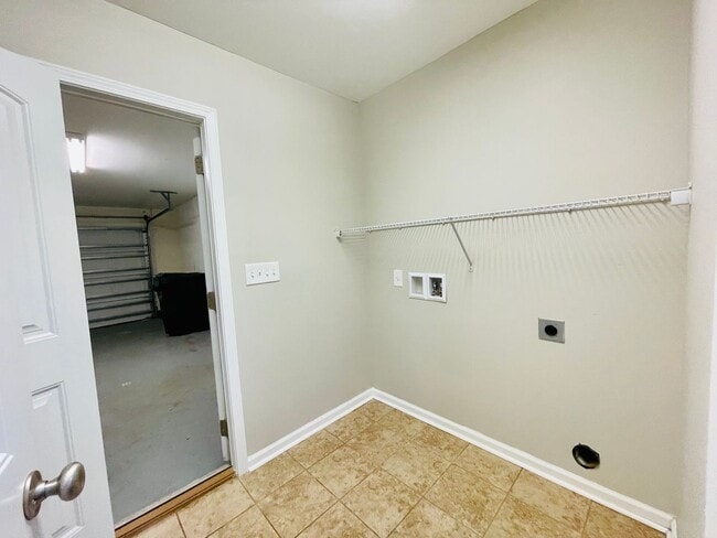 Building Photo - BEAUTIFUL 3 BR/2BA with 2 car garage. Priv...