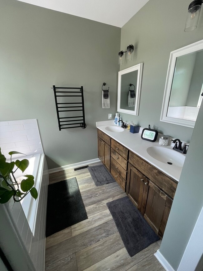 Building Photo - 1010 Deer Run