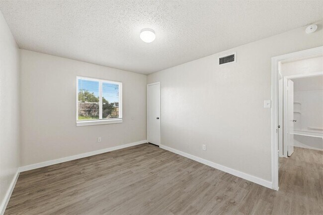 Building Photo - 2204 Donahue Ln