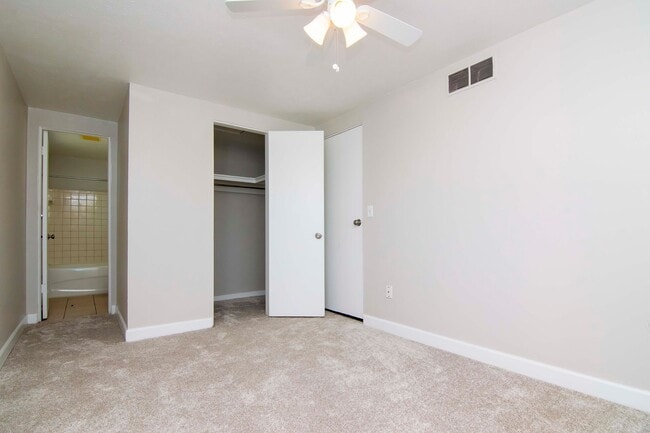 Building Photo - Great Location - 1 Bedroom 1 Bath Duplex w/ Backyard