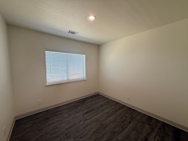 Building Photo - Free Month of Rent for Move in before Dec 1st - Brand New Upstairs 3 Bedroom Apartment