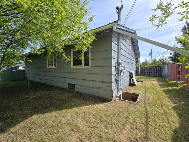 Building Photo - Diamond in the rough! Newly renovated interior - 5 Bed 2 Bath!