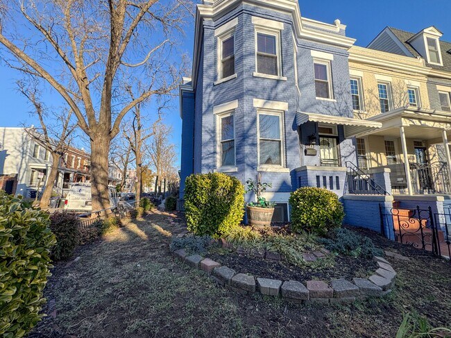 Building Photo - 1013 9th St NE