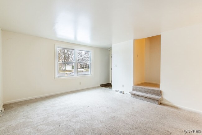 Building Photo - 140 Ayrault Dr