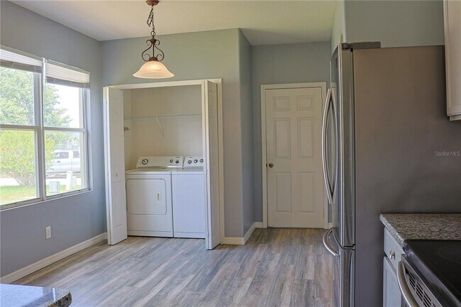 Building Photo - 558 Knollwood Dr