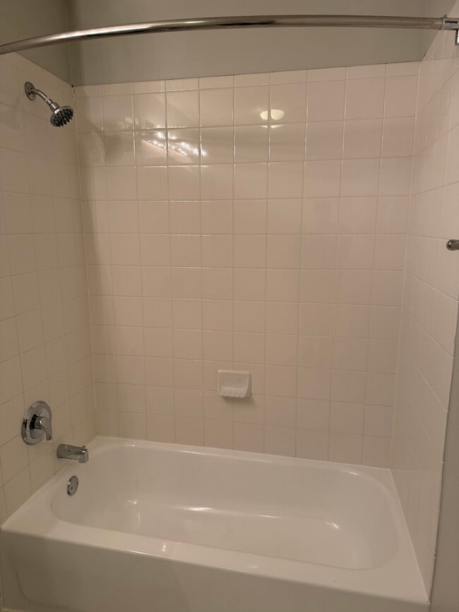 Building Photo - 544 N State St