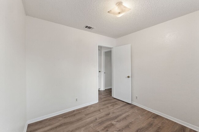 Building Photo - Bright and Inviting 3-Bedroom with Private...