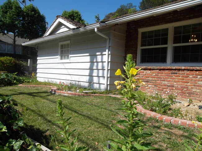 Building Photo - 3751 Stone Canyon Ave