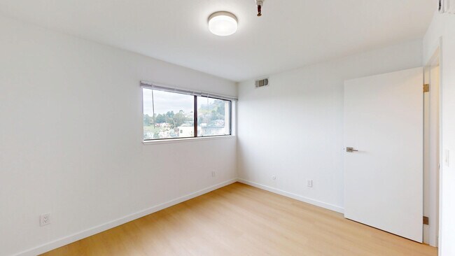 Building Photo - 2037 Castro St