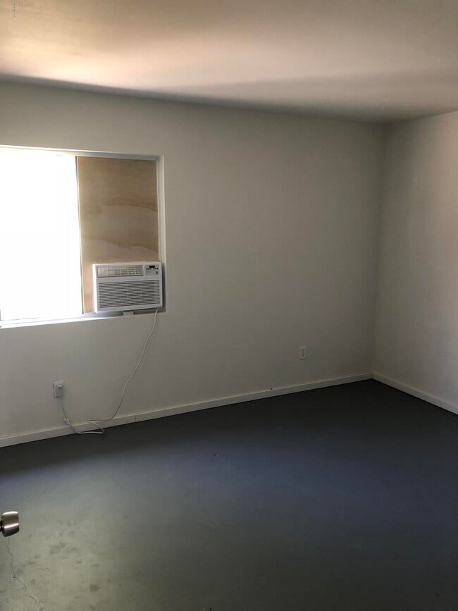 Building Photo - 1028 E Hedrick Dr