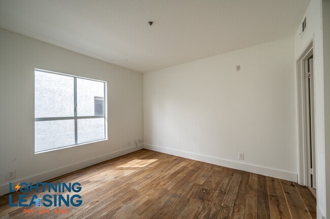 Building Photo - 937 Palm Ave