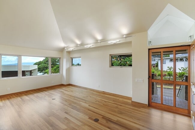 Building Photo - Lovely 2/2 Makiki Heights Home - Utilities...