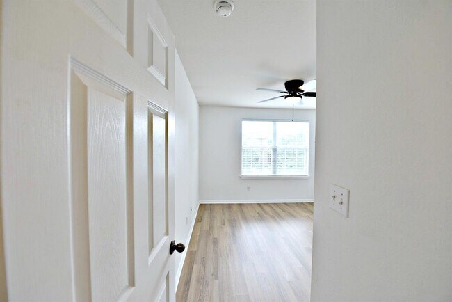 Building Photo - 15012 Fernhill Dr